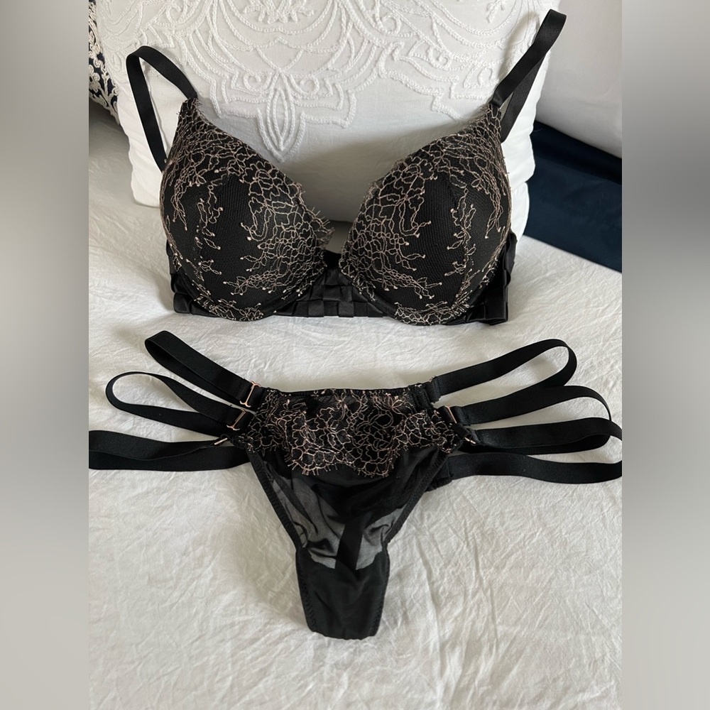 Victoria’s Secret Bombshell padded push up and panty set Size 32D & medium